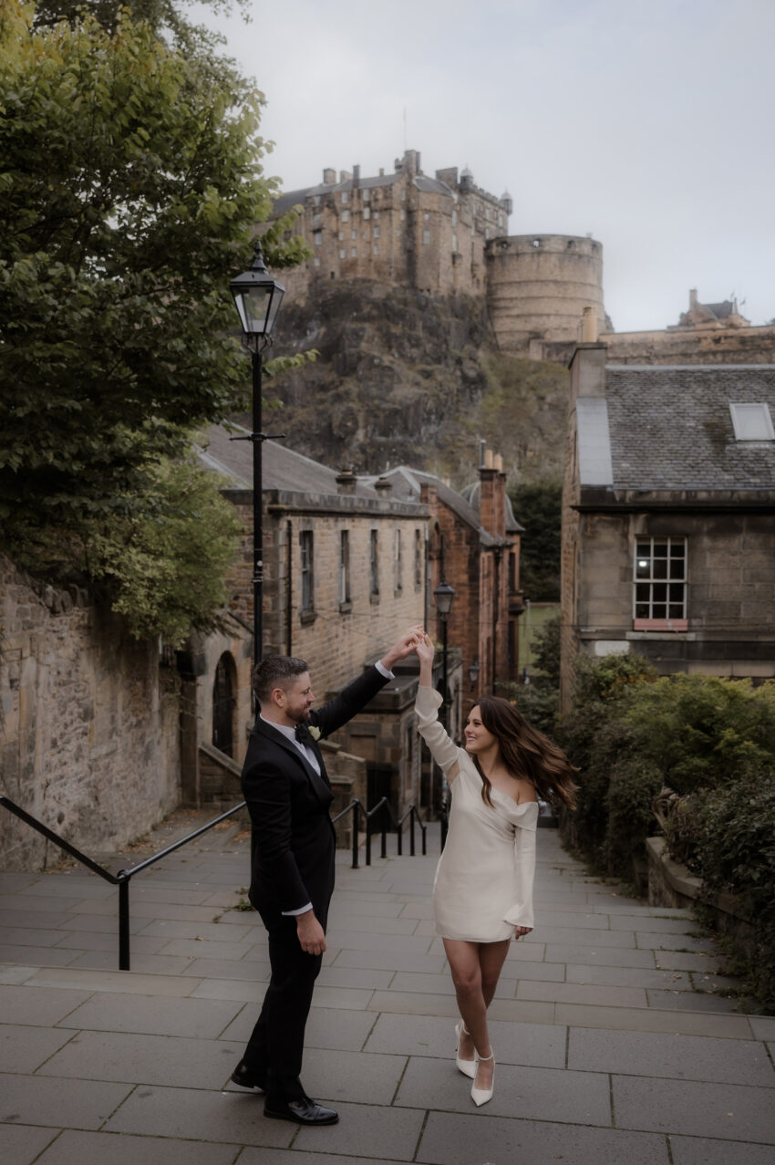 Romantic summer elopement at Edinburgh Castle