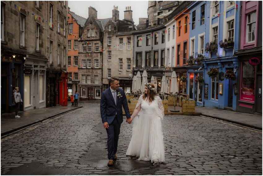 Misty wedding photoshoot in Edinburgh Old Town - micro-wedding in Edinburgh