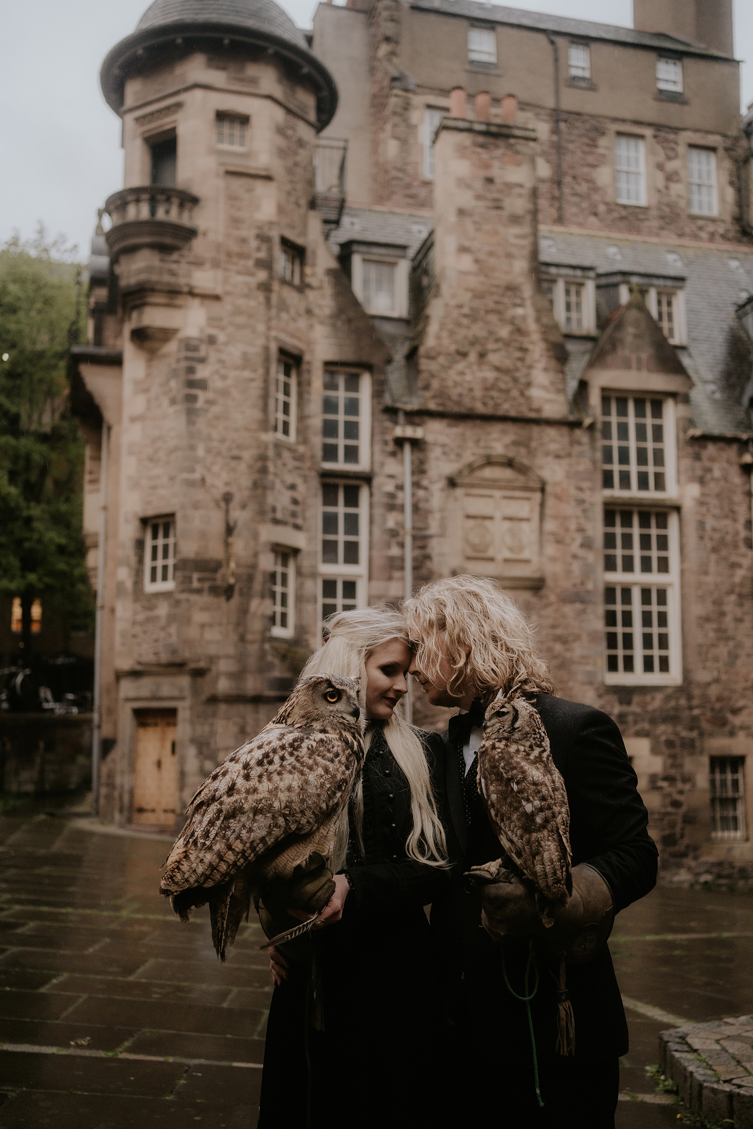 Couple photoshoot with owls in Edinburgh Old town