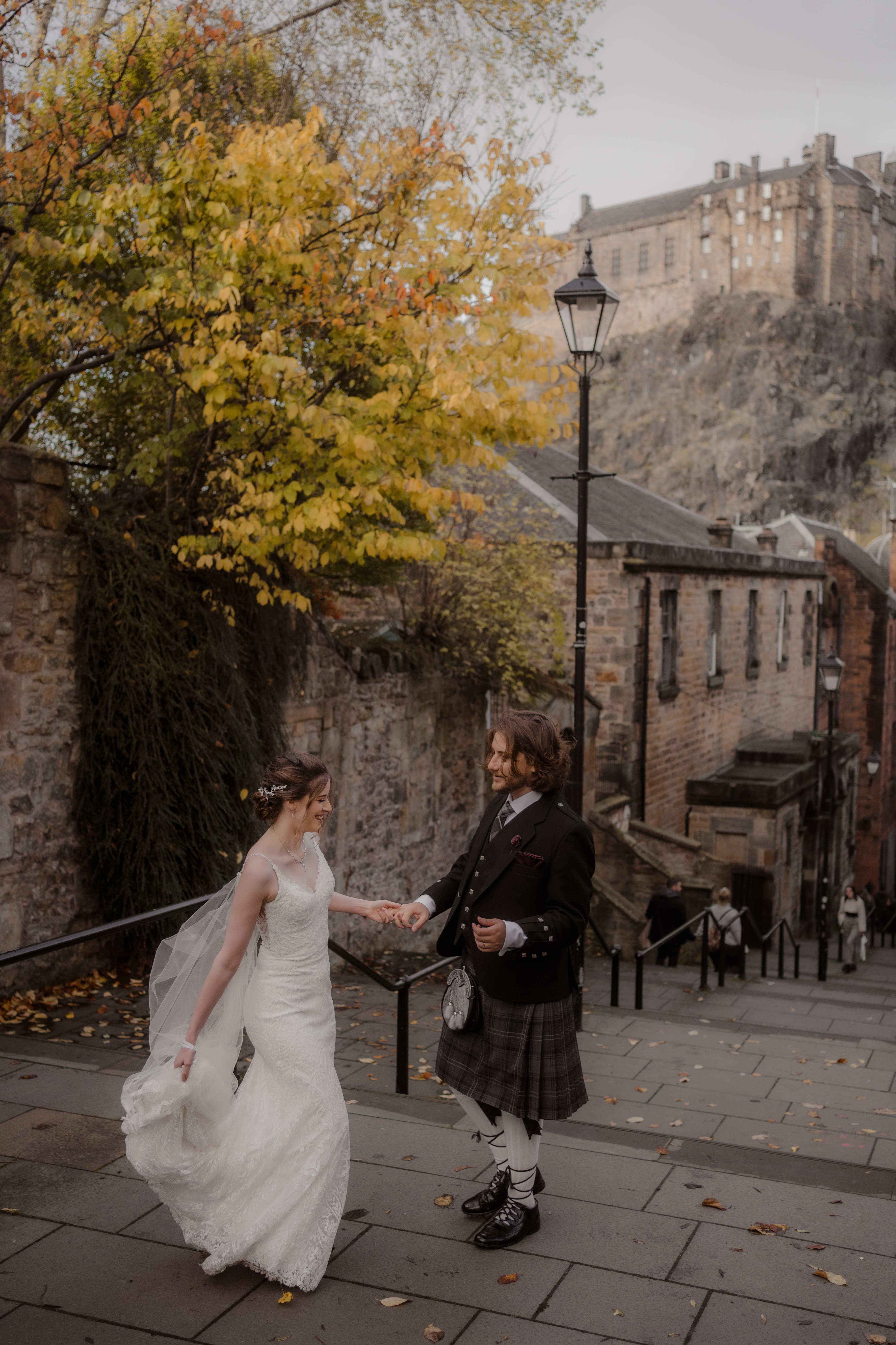 Wedding photos with Edinburgh Castle in the background