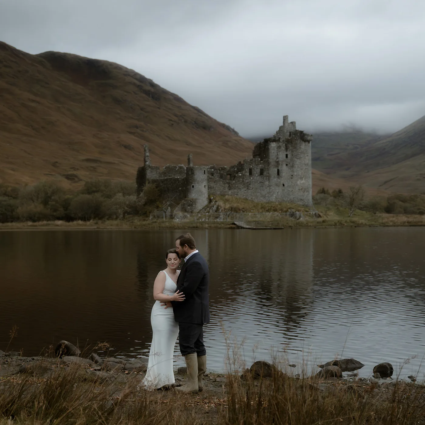 amy lane kilchurn castle wedding